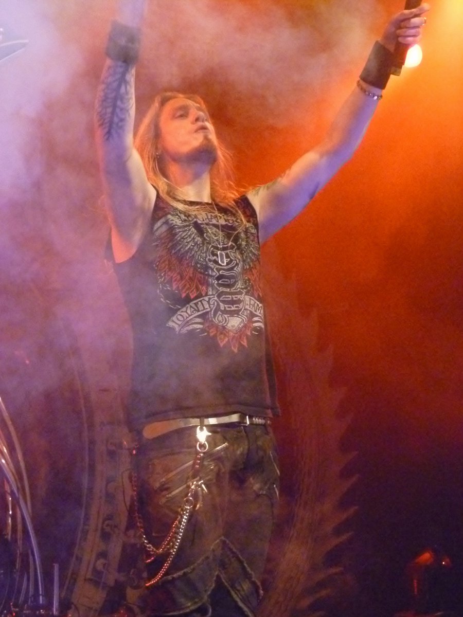 DragonForceRULE's tweet photo. 1 more month until I see @DragonForce again!! :D 🤘
Will u please do signing sessions at Cabaret Vert and Reload festival? Please @HermanLi_ ? Thank you! xo
#ReachingIntoInfinity https://t.co/tV9ZaM0lxP