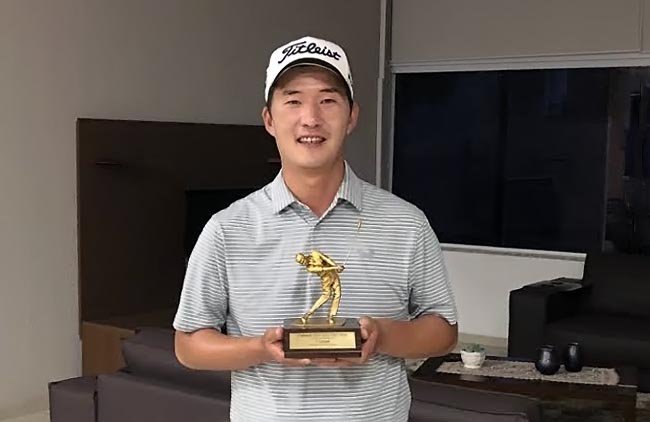 PortaldoGolfe's tweet photo. Rodrigo Lee vira jogo sobre Ronaldo Francisco para vencer II Grand Tour, do Golf Pro Tour, no Clube de Golfe de Campinas. Saiba + https://t.co/NUXIA0wUzE
#GolfProTour #CGC #PGAdoBrasil #GolfeProfissional #GolfeSP #GolfeBrasil https://t.co/Uig7bKtYa2