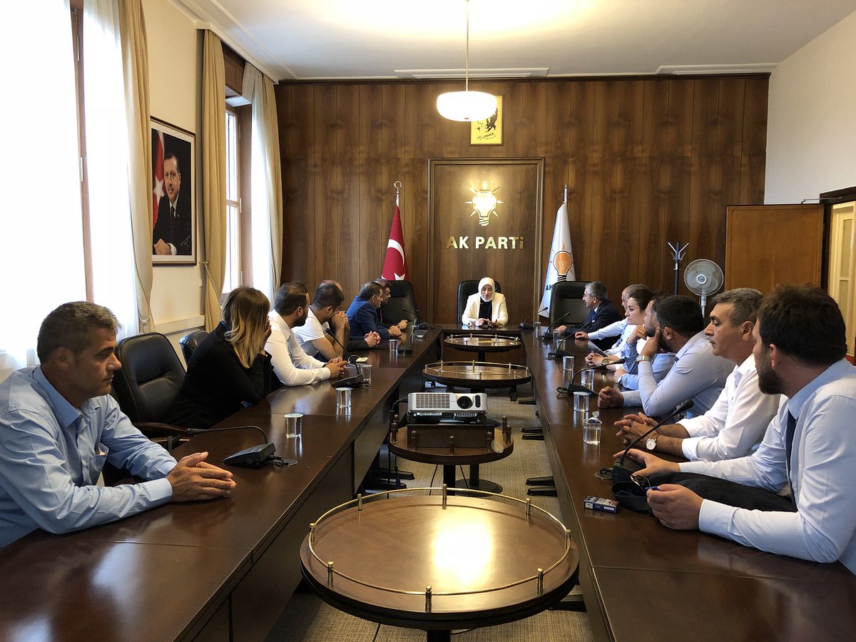 Zilenin önemli zenginliklerinden doğal taşlar kadınlarımızın el emeğiyle işlenerek ekonomiye kazandırılıyor. Kalsedon taşından özenle hazırlanan zarif hediyeleri ve ziyaretleri için Zile Belediye Başkanımız Lütfi Vidinel, İlçe Başkanımız Yusuf Güzel ve misafirlerimize teşekkürler