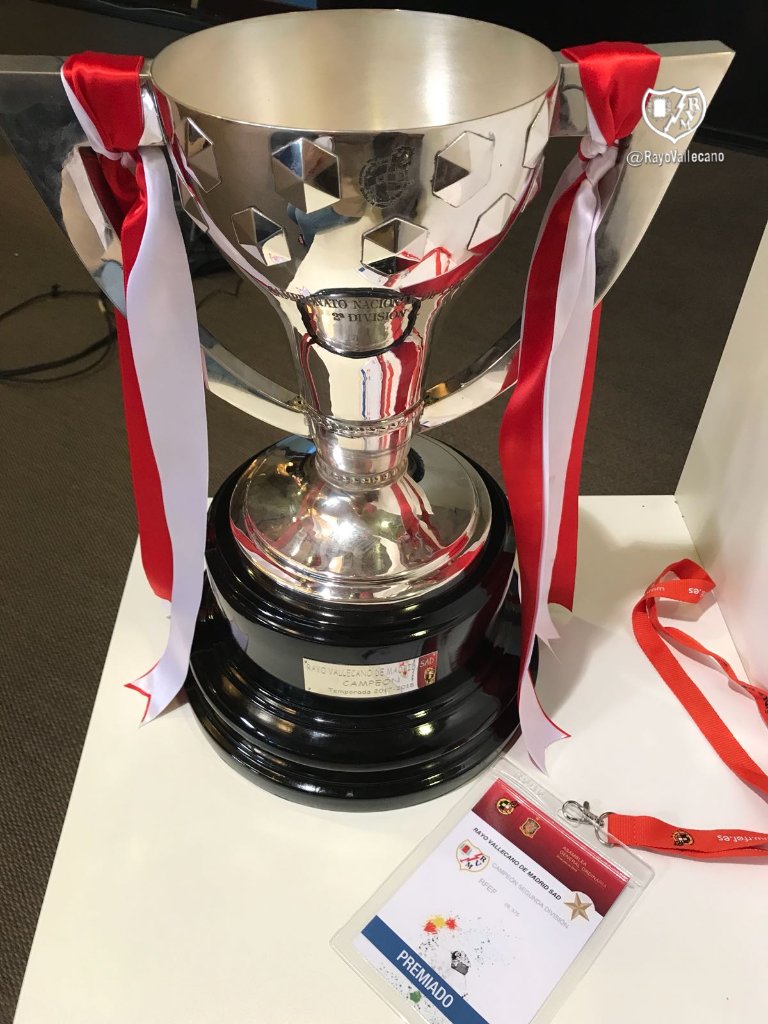 RayoVallecano's tweet photo. 📷🏆⚪🔴⚪El Rayo Vallecano recibe el trofeo de campeón de #LaLiga123 2017-18 https://t.co/jUu8Ch6J16