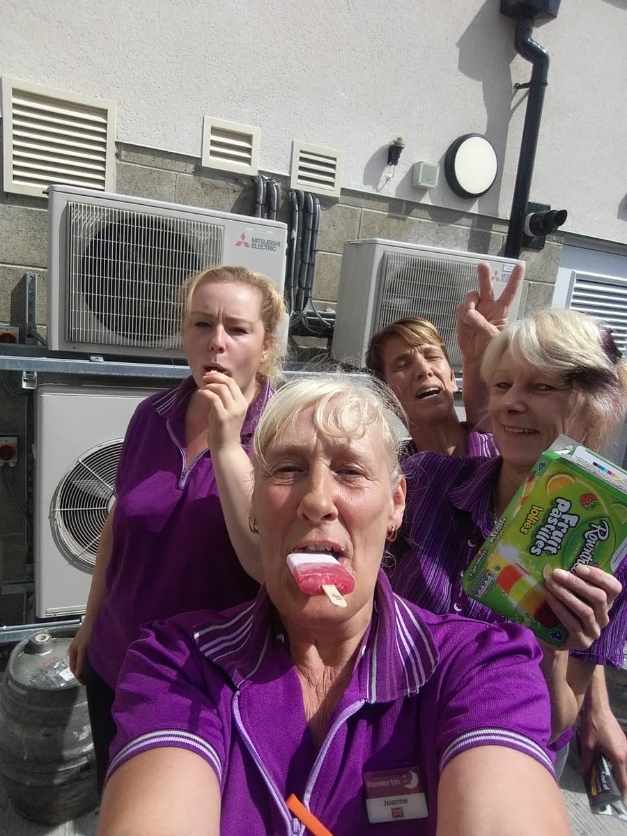 lcj96's tweet image. When your nights team member treats our amazing housekeeping team 😋 A team that care about each other 💪🏻 Thank you @simon_lyle #bridsbarmyarmy @michaelhunter62 @SDEBDD @PSeafront @rubyyoung90 @AndyFr4ncis