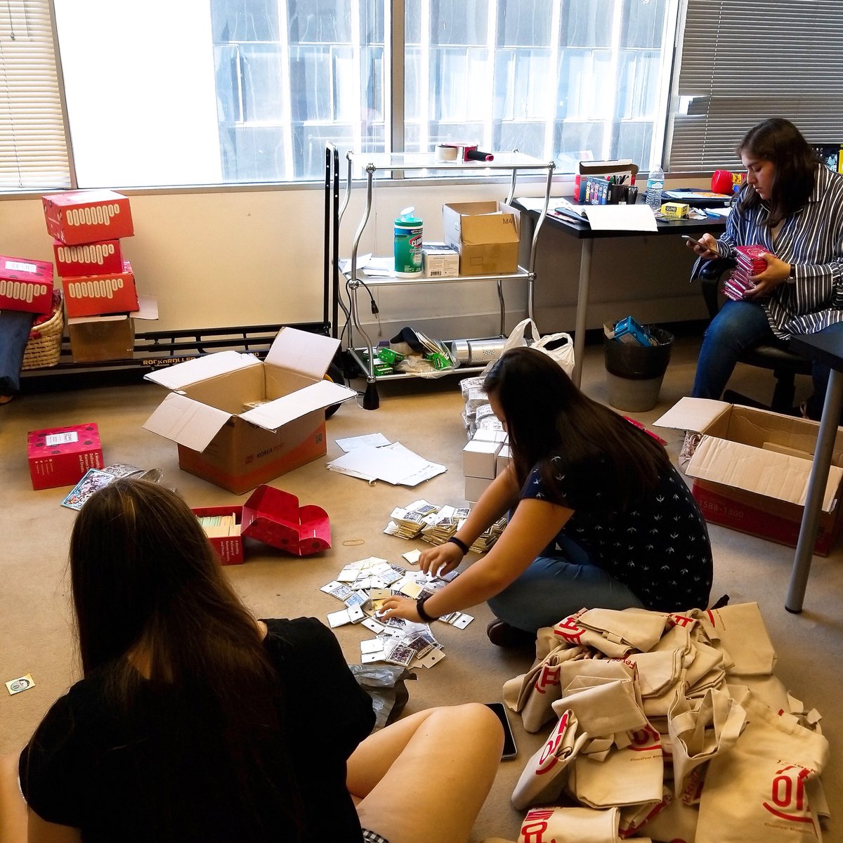 SnackFeverUS's tweet photo. Working hard or hardly working? 🤔 ㅋㅋㅋㅋ Interns working hard of course. Thousands applied for an internship but we only chose a talented few 🙌 (who could come to Los Angeles or Korea)
.
.
.
 #TeamSnackFever #SnackFeverInterns #SnackFeverFam #SnackFever https://t.co/Hl7mczBXZZ