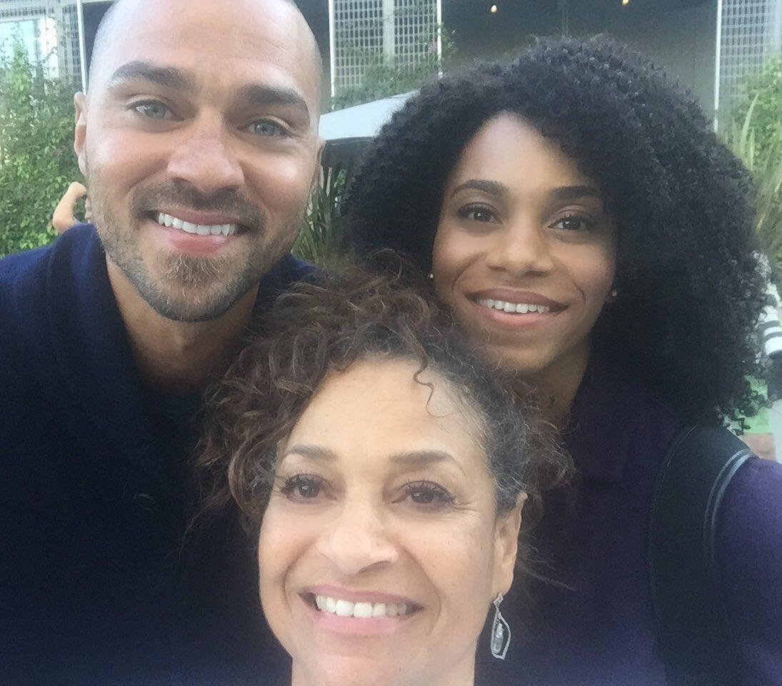 msdebbieallen's tweet photo. On set with my @greysabc family @ijessewilliams and @KellyMcCreary!!! Season 15!💋✨ #greysanatomy https://t.co/vxAoOTwxgp