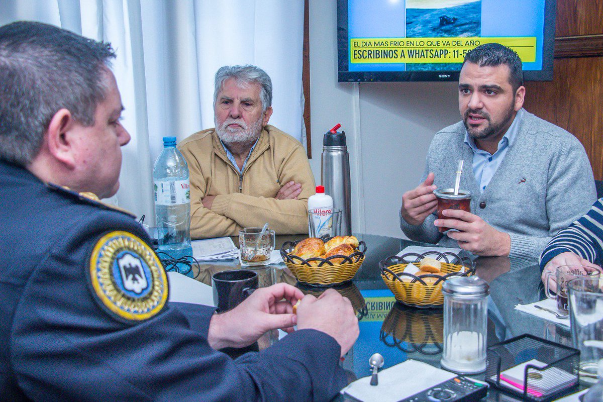 WalterVuotoTDF's tweet photo. Con @omarebecerra y @oscarsouto_tdf mantuvimos un encuentro con el subjefe de la Policía Federal en la delegación Ushuaia. El trabajo en conjunto entre las instituciones es la herramienta para poder brindar soluciones #UshuaiaMásLinda #UshuaiaSomosTodos https://t.co/AQiwq1K9se