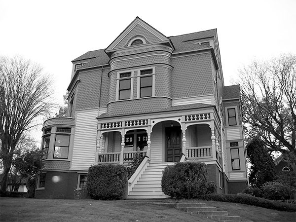 Senter_Stage's tweet photo. September 22, @ChadLindberg &amp; Senter Stage will be taking on the #WalkerAmesHouse in #Washington State!

Locals have reported figures looking out the windows at them, so come with us as we go inside to try to find out exactly who that may be!

👇🎟👻😱👇
https://t.co/2WWUO3b7h3 https://t.co/gCBC0Tw8iM