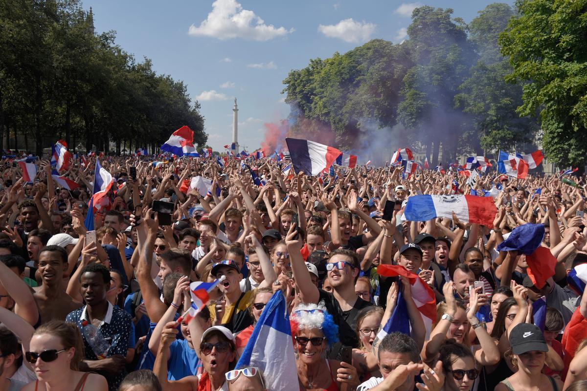 Madamefigaro's tweet photo. Agressée sexuellement le soir de la finale, Anaïs, 25 ans témoigne : "Je me suis sentie salie et très en colère" #MeTooFoot #Société >> https://t.co/kHjb2SHUil https://t.co/AaiApoc5Hu