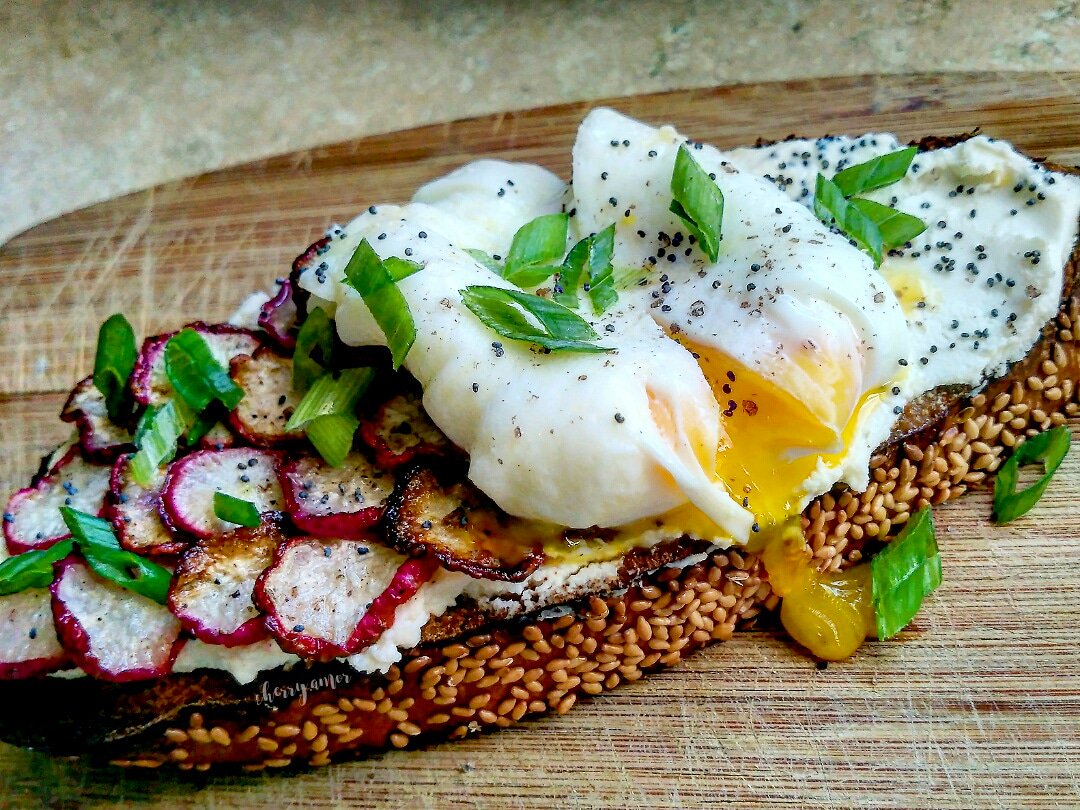 CooLr_Than_aFan's tweet photo. Roasted Radish & Honey Goat Cheese Tartine with a Poached Egg on Toasted Sesame French Bread
#roasted #radishes #openfaced #FrenchBread #tartine #poachedegg #yolkporn #honey #goatcheese #honeygoatcheese #breakfast #brunch #light #summer #foodies #foodporn https://t.co/Q2OgsfX7gc