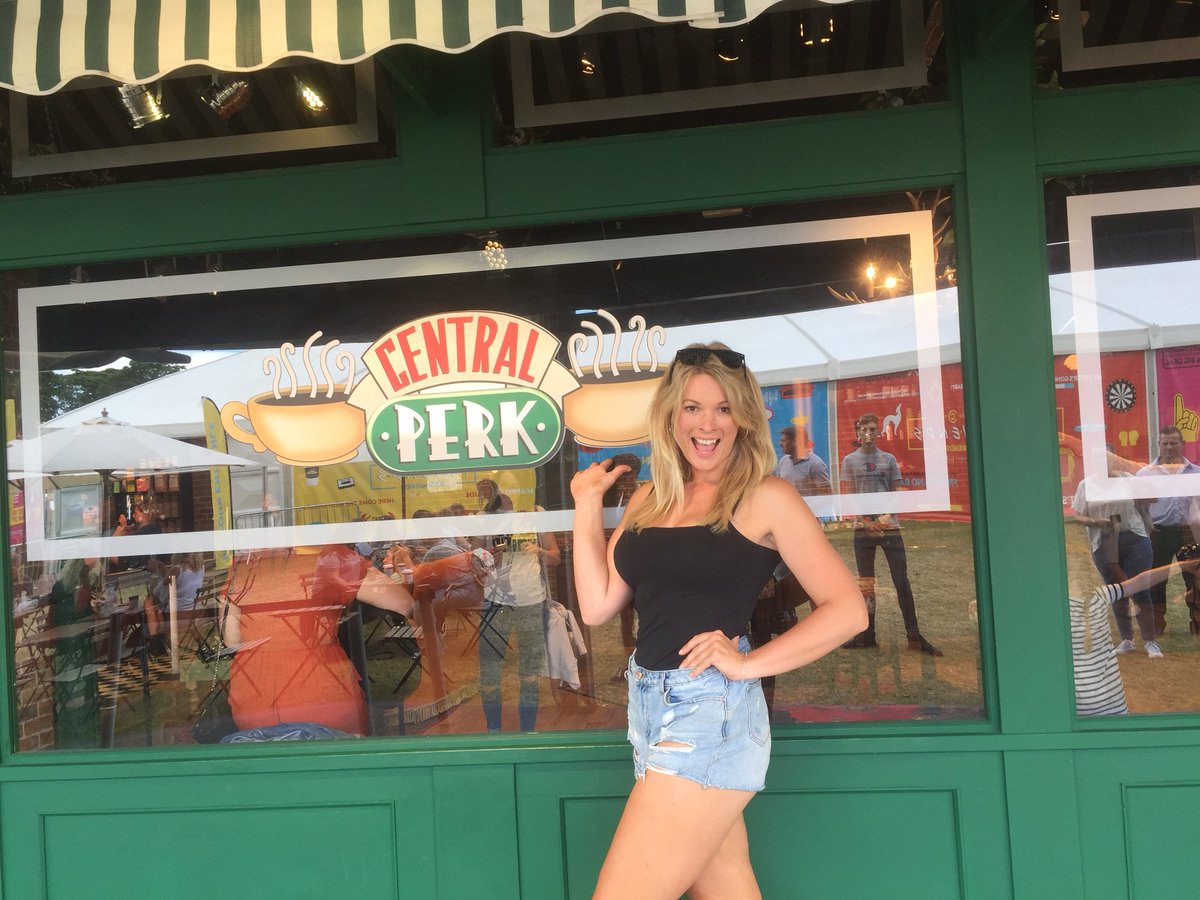 Kryskayella's tweet photo. #centralperk #friends #friendsset https://t.co/ocnkkiaszC