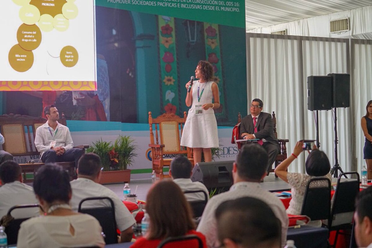 denisse_ugalde's tweet photo. En el  #XXIIIencuentroiberoamericanodeautoridadeslocales compartiendo la experiencia de #TDB en la CONSTRUCCIÓN de paz y seguridad donde ciudadanía, red, convivencia, confianza, proximidad, corresponsabilidad, transversalidad y coordinación son factores clave.  @uimunicipalista https://t.co/9VtHYsxXZ2
