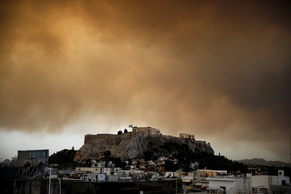 1DUpdateGR's tweet photo. Greece is burning. 
50+ dead (including children).
154 injured.
Missing people.
Animals dying.
I beg you to keep us in your thoughts.
Pray for us. Pray for Greece.
#PrayForGreece https://t.co/0Wg0gxVBYQ