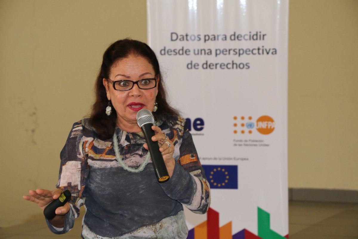 CentroPMontalvo's tweet photo. #ElbaFranco Coordinadora de proyecto de @UNFPA_RD explica los detalles de la muestra, las características demográficas y los aspectos más relevantes de la #ENI2017 en materia de educación, salud y empleo. #CentroMontalvo #InmigraciónRD https://t.co/LHluxycNlI