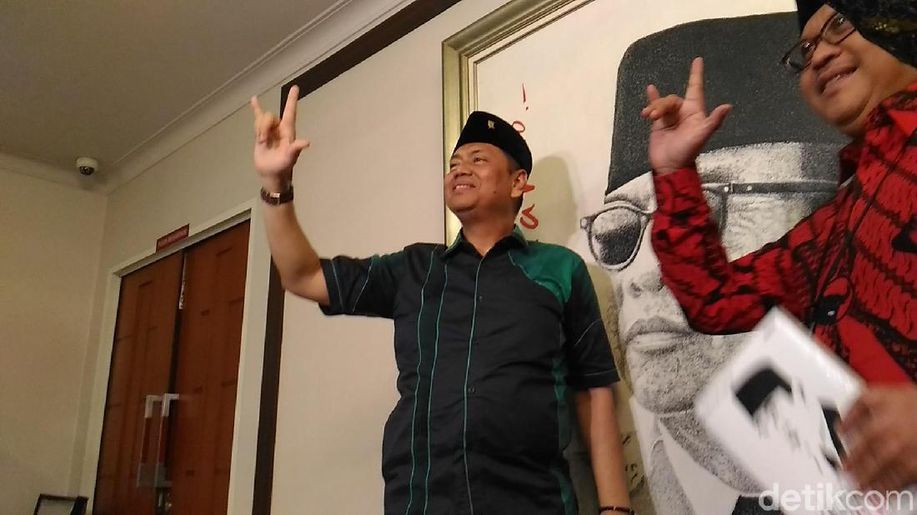 detikcom's tweet photo. Deklarasi Kapitra Jadi Kecebong https://t.co/FNazylxTpy https://t.co/rqvHvF73wJ