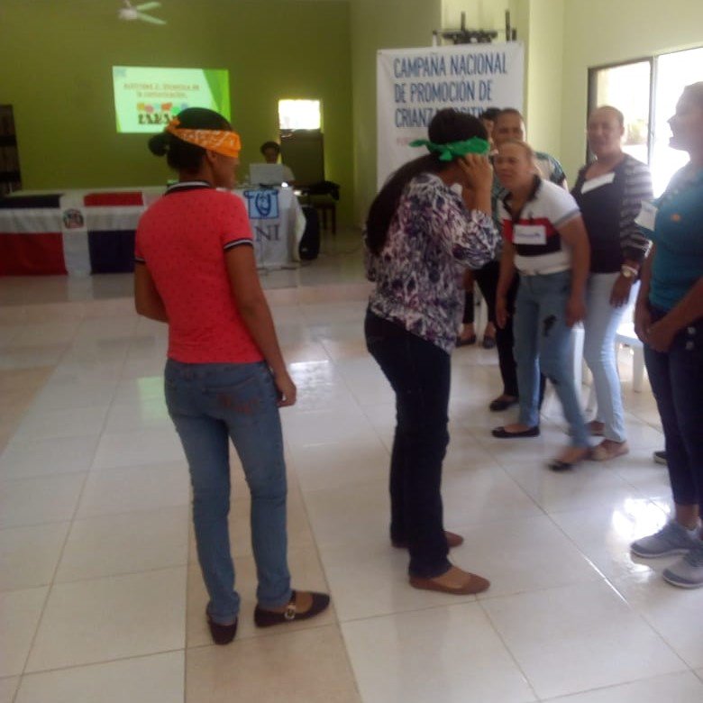 En el municipio Sabana Larga, Ocoa, formamos en #CrianzaPositiva a padres, madres y cuidadores de niños, niñas y adolescentes beneficiarios de la fundación <a href="/GoodNeighborsRD/">Good Neighbors RD</a>. También formamos a miembros de la Junta Local de Protección y Restitución de Derechos de Sabana Larga.