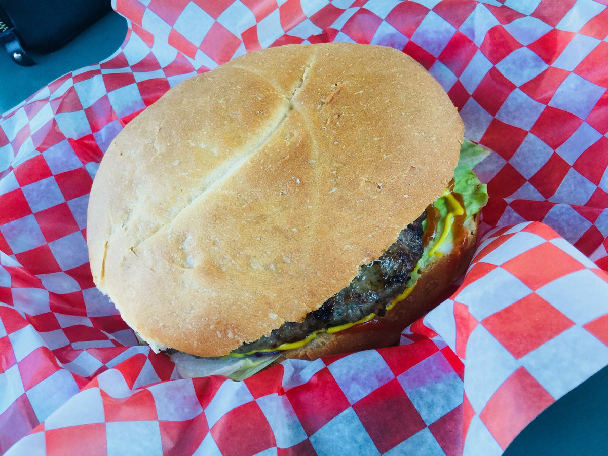 Burnabyにある50’s Burgersというお店でハンバーガーを食べました！50年代のアメリカを再現した店内、L.A Kingなどのメニューなど面白かったです！(Koyuki) #vancouver #Burnaby #hamburger #50’s #vancouverfashionweek