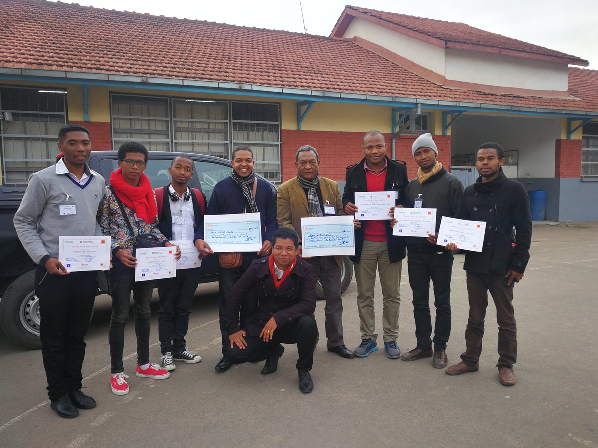 orange_mg's tweet photo. Le #HackathonWeb s'est terminé en beauté au Lycée JJ Rabearivelo samedi 21 juillet dernier. Concours de développement web à l'initiative du chapitre ISOC Madagascar et de NIC-MG soutenu par Orange #Madagascar. Félicitations aux gagnants ! https://t.co/hSlzxFPOct