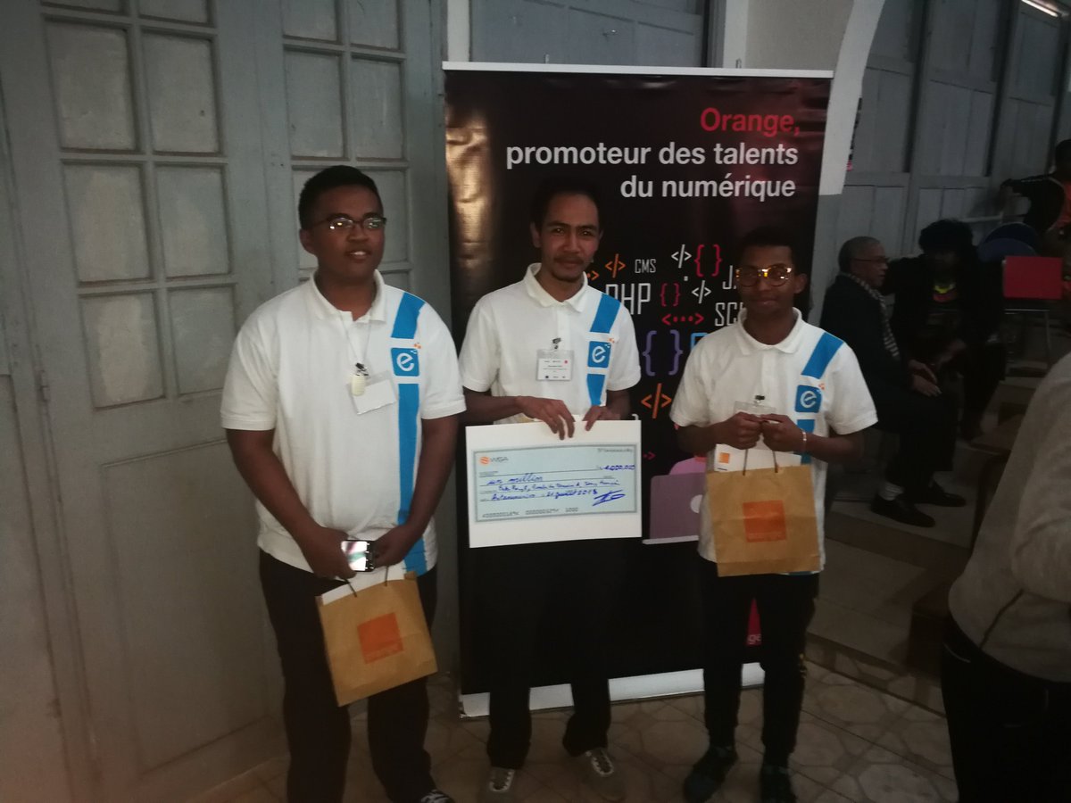 orange_mg's tweet photo. Le #HackathonWeb s'est terminé en beauté au Lycée JJ Rabearivelo samedi 21 juillet dernier. Concours de développement web à l'initiative du chapitre ISOC Madagascar et de NIC-MG soutenu par Orange #Madagascar. Félicitations aux gagnants ! https://t.co/hSlzxFPOct