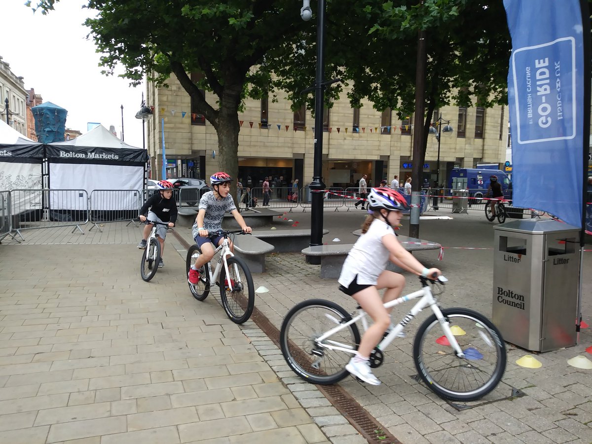 SharonGoodwin17's tweet photo. More pictures from @sportinbolton #SportontheSquare with @stephgrant1985 great community event #smokefreesummer https://t.co/sBmUGI2C49