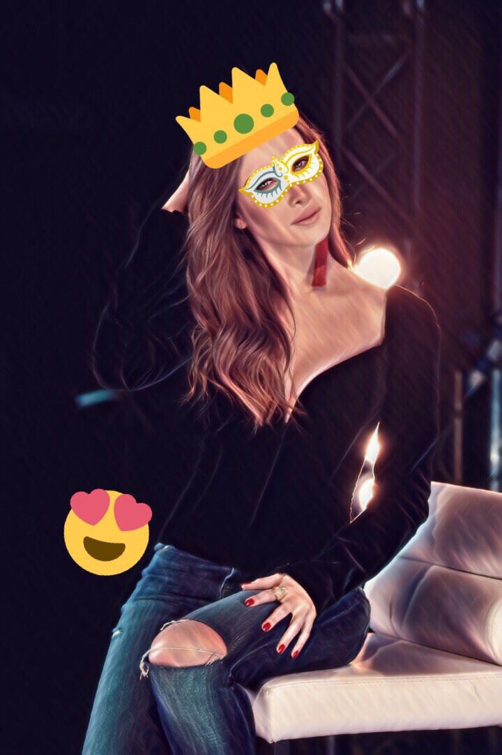 حبك انت.. حبك غيّر كلشي فيي
خلاني شوف بعينيي
كلشي انا عم بحلم فيه...

حدك عمري عم يحلا
حبك انت ولا احلا
عيونك قلبي مرتحلا
يا حبيبي يا حبيبي يا حبيبي حبيبي 
 #انغامي 
play.anghami.com/song/36494035?…
#عم_بتغير <a href="/NancyAjram/">Nancy Ajram</a>
<a href="/anghami/">Anghami</a>