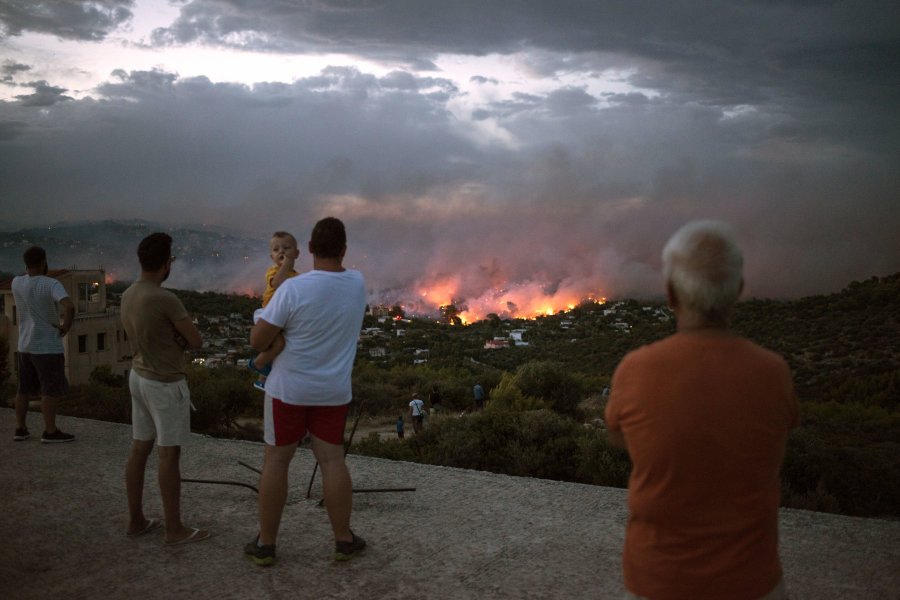 HuffPostMexico's tweet photo. 📷  FOTOS Los incendios que estallaron este lunes en la región de Attica, en el sur de Grecia, ya han cobrado al menos 50 vidas; la situación es crítica https://t.co/rVNy6EVmtk https://t.co/nCn2tAkJ1E