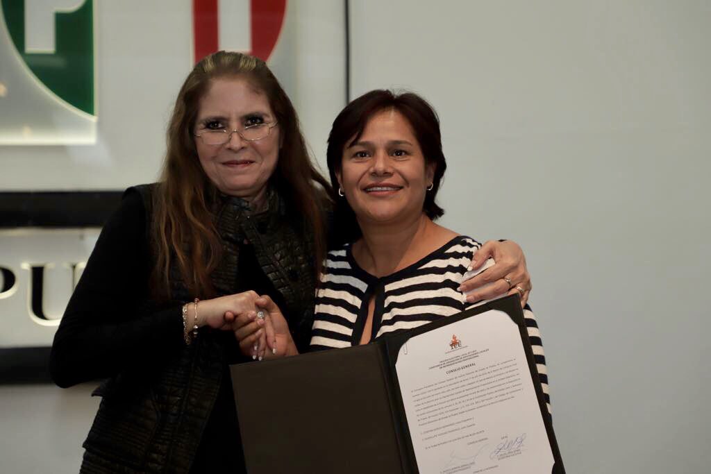 PRIdePUEBLA's tweet photo. Nos reunimos para entregar constancias a los diferentes diputados, quienes seguirán trabajando y vigilando los intereses de los ciudadanos. ¡Les deseamos mucho éxito!
#SomosPRI https://t.co/J3N8P3aXgB