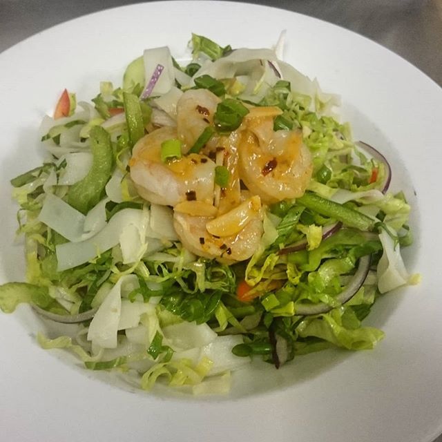Tuesday Lunch - Thai Shrimp &amp; Noodle Salad: rice noodles, romaine, peppers, carrot, cucumber, celery, and onion with lime &amp; ginger dressing with garlic shrimp. #yumgk #publife #summertimesalad #ygk #shrimp ift.tt/2Lk3ZIm