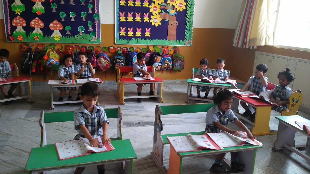 SujataPurkayas3's tweet photo. #picture #reading. Tiny readers of rgsnoida are busy in picture reading. #prereadingskills #phonics #TeachSDGs #happylearning #picturereading @supritichauhan @rgsnoida @SarbaniBiswas2 @nehasingh_shash https://t.co/MEsHw8pF3T