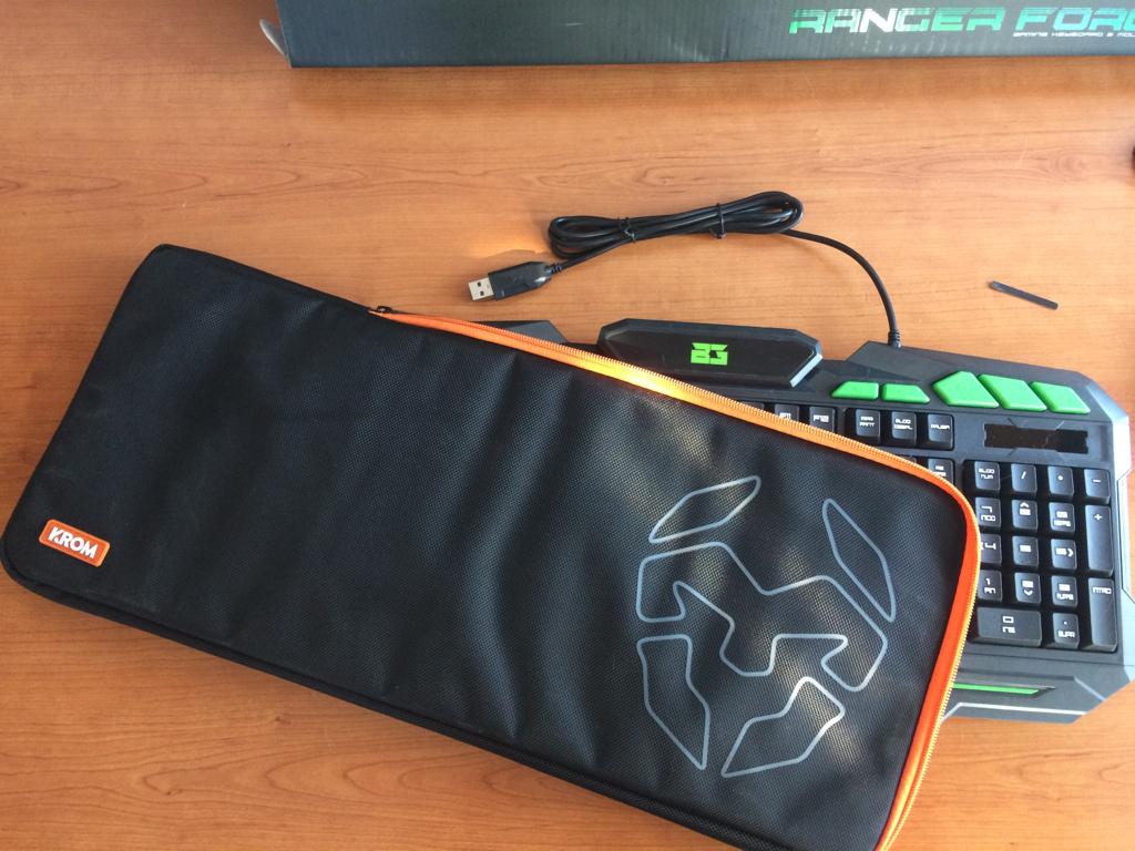 xaba_alk's tweet photo. Y esperar que el teclado a venido con mas sopresitas!! 
Una bonita funda para el teclado de @Krom_Gaming_  para que no se llene de polvo cuando te vallas de vacaciones!!!

❤️❤️❤️❤️ https://t.co/rUeI3yEp9I