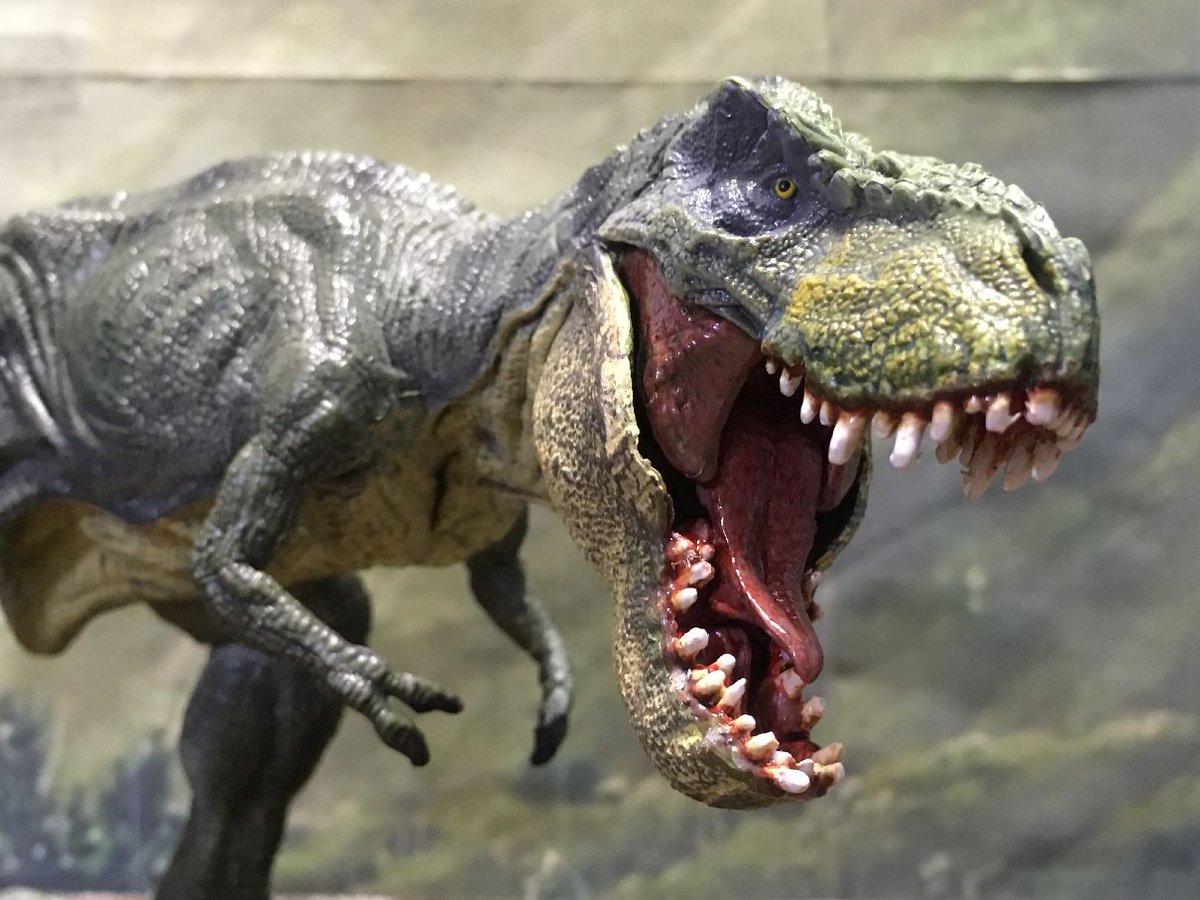 ティラノサウルスのリアルなフィギュア（PAPO系）の塗装前と塗装後を