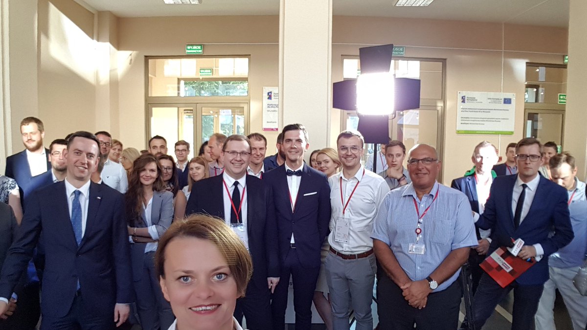 MRiTGOVPL's tweet photo. Skoro jest tweet-up, musi być też selfie 😁 Jednak najważniejsi są nasi goście – zatrzęsienie start-upów, wśród których być może kryje się jednorożec. Poszukajmy go razem! Tweet-up czas zacząć 😉 #TweetUpMPIT @JEmilewicz https://t.co/iF6WzS4lMW