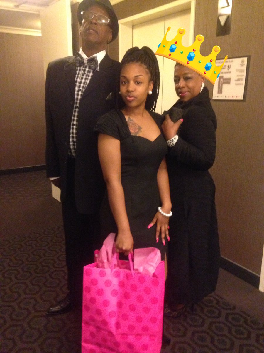 Rivera_Luv's tweet photo. Happy birthday ma!! Love you 😘 #RIPTOMYDADDY time to celebrate 🤑 https://t.co/Bj78Rj1y1P