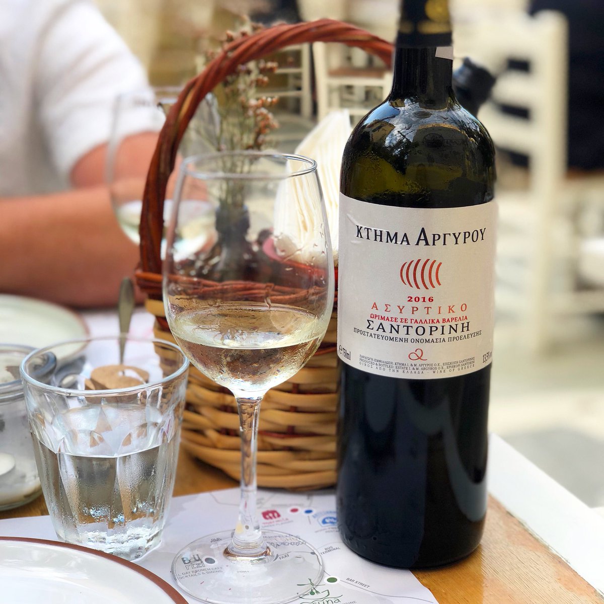 Lenkster's tweet image. Last night in Skiathos so enjoying this gorgeous Estate Argyros barrel-fermented Assyrtiko. Very subtle barrel flavours here, retaining the steely, saline and limey core with just a hint of reduction. Benchmark Assyrtiko and one of our firm favourites. #assyrtiko #santoriniwine