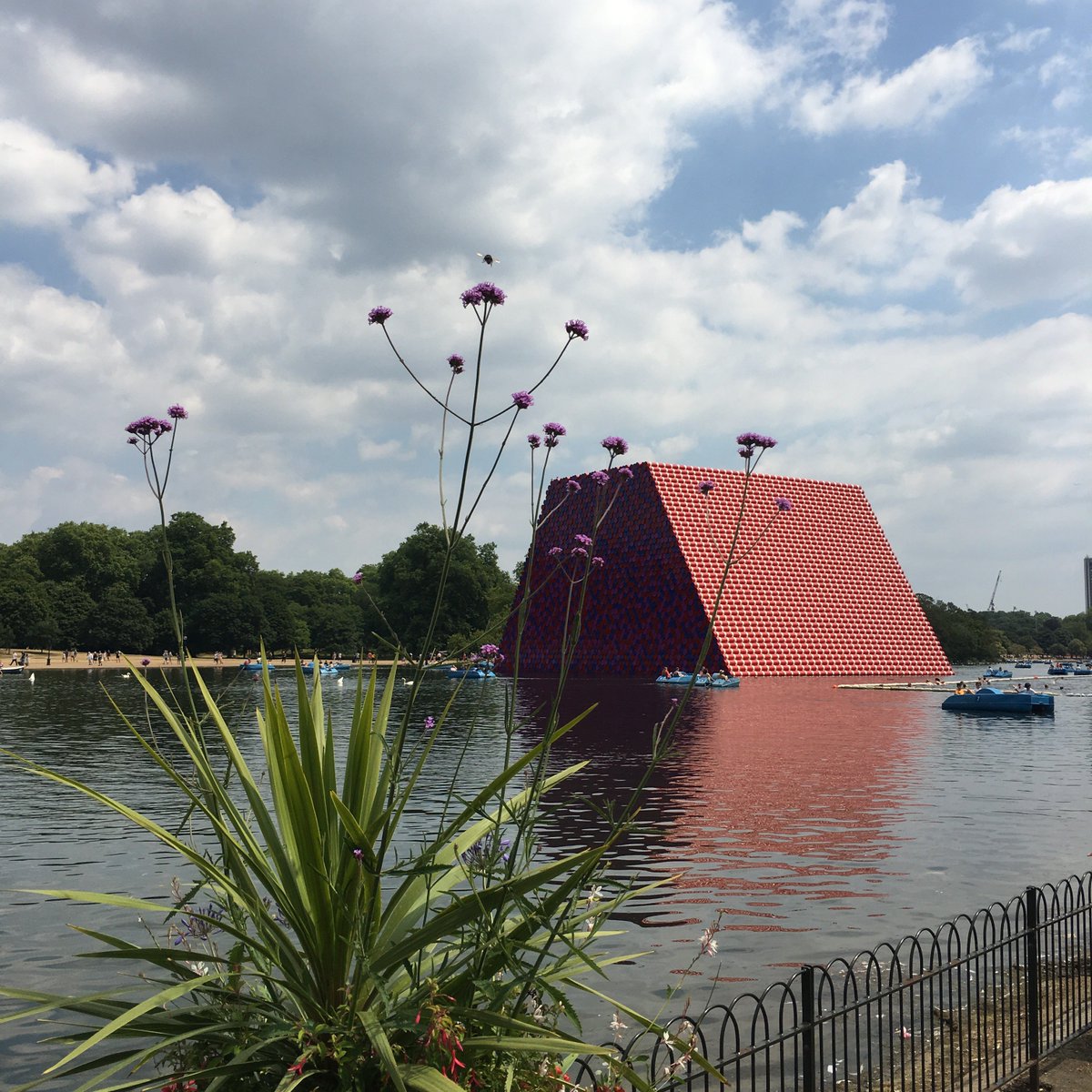 The power of packaging in repeat... this is what 7,506 oil barrels look
like on the Serpentine. A fraction of Christo's ambition of 410,000 in Abu
Dhabi. Think big! #london #serpentine #hydepark #packaging #sculpture #art