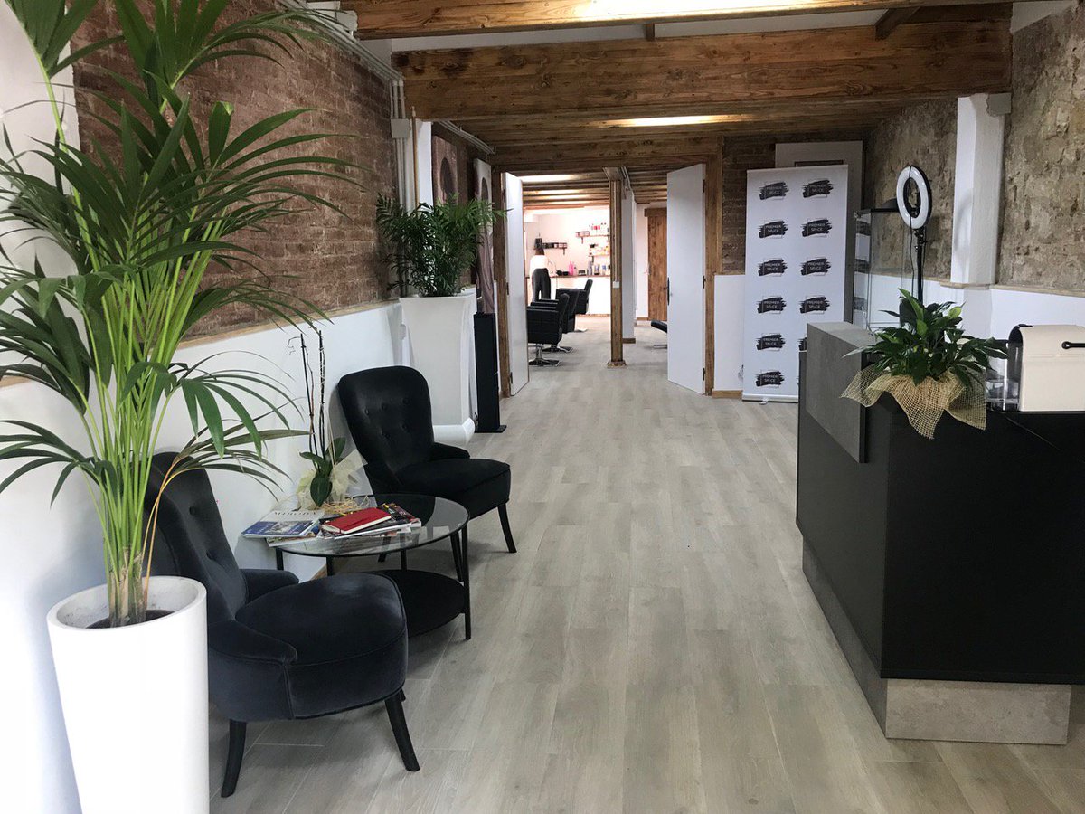 ZoominEixample's tweet photo. PREMIER SPACE ha abierto sus puertas recientemente en la calle Provença 61, como un espacioso salón de peluquería que invita a todos los vecinos del barrio a una primera visita y consulta GRATUITA así como un 10% de Descuento en la primera cita. https://t.co/3itxfMV8xv