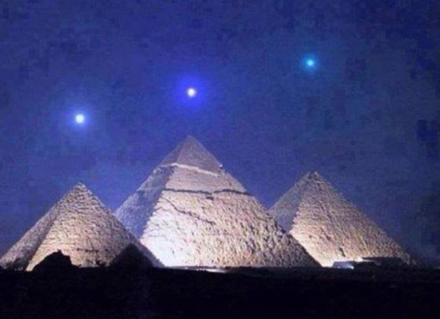 Me tomó 69 días bajo el sol y 40 bajo la lluvia y necesité 17 cámaras para obtener está foto en la que se ven Mercurio, Venus y Saturno sobre las Pirámides de Giza, en Egipto. Esto ocurre una vez cada 2373 años, al menos denme RT 🙏😪
