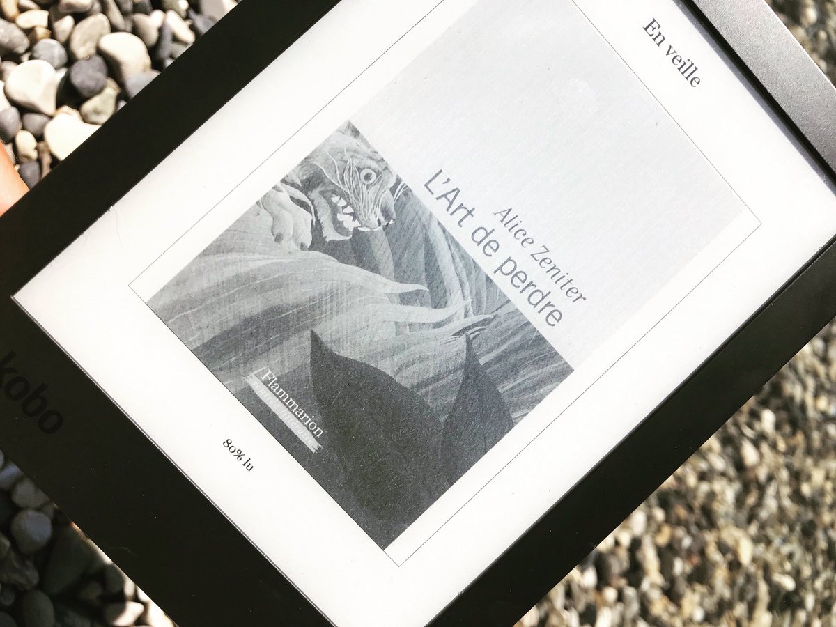 tlivres_tarts's tweet photo. Mon #Mardiconseil, le dernier #roman d'#AliceZeniter aux @Ed_Flammarion #LArtdeperdre lauréat du Prix #GoncourtdesLyceens Il brosse le portrait d'une #famille française, percutée par l'#Histoire de l’#Algerie, sous l’angle des #harkis. #historique #rl2017
https://t.co/rS10sRRzbd https://t.co/scLpKBpw98