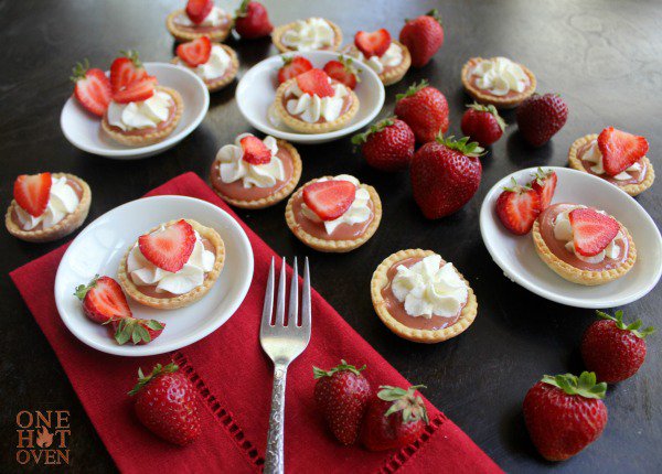 OneHotOven's tweet photo. It's all about #strawberries. Try these bite-sized Strawberry Curd Tarts. They are just little bites of heaven. https://t.co/Cyp7J4DIpl #tarts #onehotoven #dessert #curd #wprecipemaker #foodporn #foodblogger #dessertporn #thebakedfeed https://t.co/EXeaGRb6BV