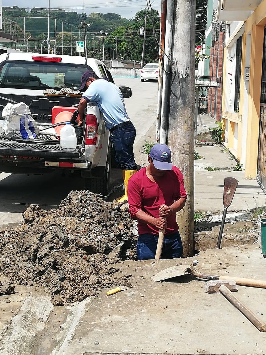 EapaSM's tweet photo. #ControlDeFugas | Trabajando mancomunadamente con la ciudadanía, reparamos una fuga de agua reportada por moradores del sector La Concordia.
#TrabajamosParaUstedes
@AguaEc @Agua_Esmeraldas @HumbertoCholang @Gadesmeraldas @GoberEsmeraldas @PabloHadathyR https://t.co/k4FdxhogBU