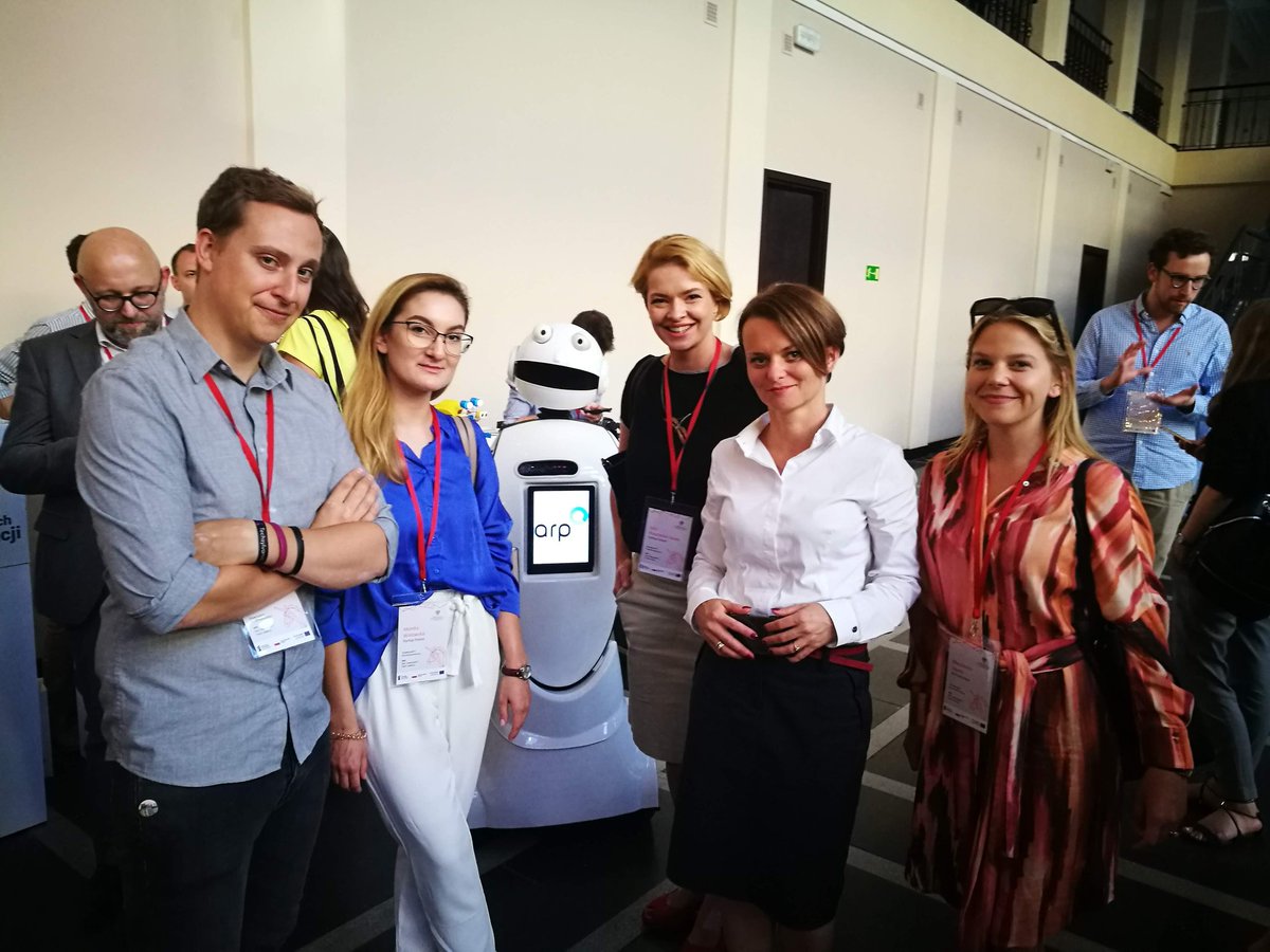 StartupPoland's tweet photo. Dzisiaj "tweetupujemy" z Panią Minister @JEmilewicz #SzukamyJednorozca
#TweetUpMPIT
#StartupPolandTeam https://t.co/mshZbjlWsI