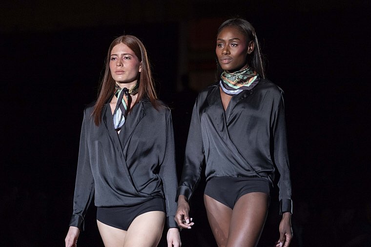 EXCLAMArevista's tweet photo. Un homenaje al diseño artesanal colombiano @custobarcelona @modaexito Producción desfile @felipe3cero2
.
#Colombiamoda2018 #Moda #Fashion #Desfile #Medellin #EXCLAMA https://t.co/tfCAZ3m35S