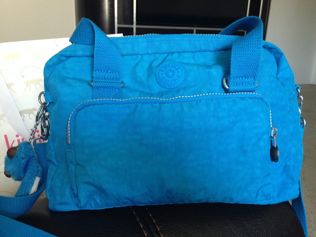 Amiga, si utilizaste la línea 9 del <a href="/MetroCDMX/">MetroCDMX</a>  el día de hoy entre las 8:50-9:15am y olvidaste una bolsa Kipling azul (parecida a la de la imagen), acude a la estación PATRIOTISMO por ella en el módulo de vigilancia, yo personalmente la dejé con los policías.

RT INFINITO, PLIS.