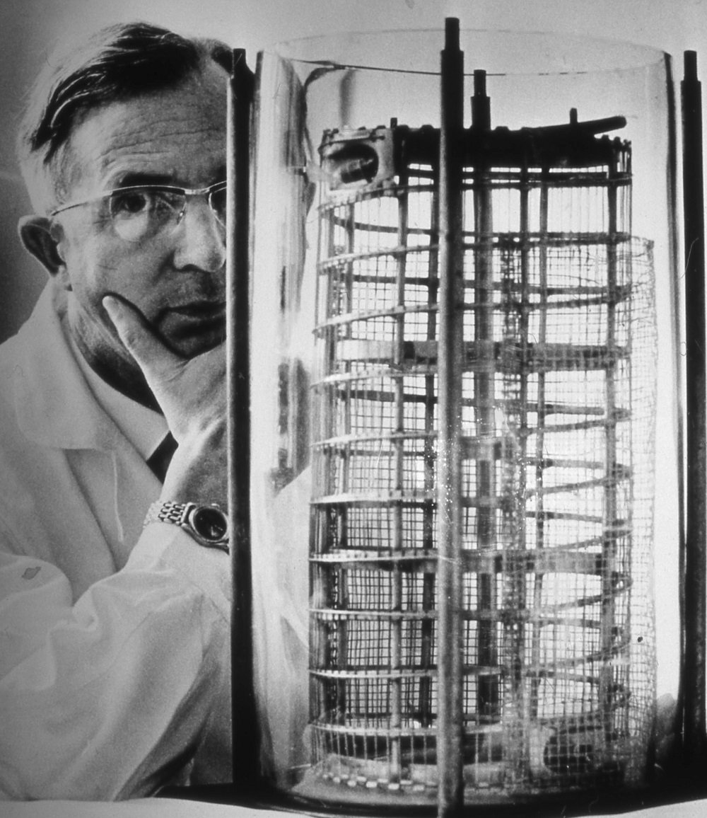 StoriaMedicina's tweet photo. Nils #Alwall (1904 – 1986), a swedish professor, was a pioneer in #hemodialysis and the inventor of one of the first practical #dialysis machines.
Artificial #kidney
Alwall also was arguably the inventor of the arteriovenous shunt for dialysis.
#histmed #science https://t.co/Kcun72NaV5