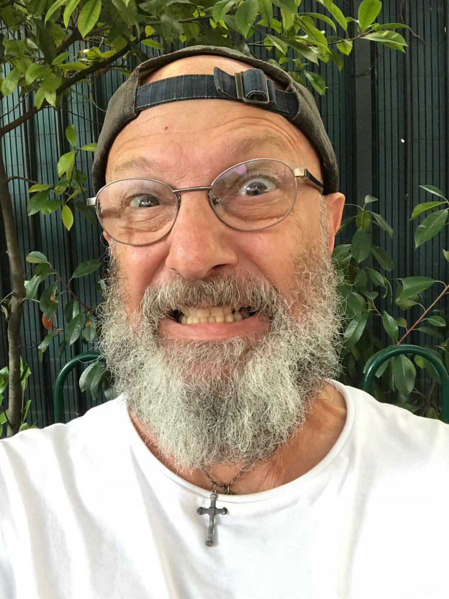 Caputaglia's tweet photo. “Scusi, ha mica un cavallo a portata di mano?”  “No, mi spiace, ho lasciato i cavalli un po’ lontano”... “Ahhh, ho capito...lei è equi-distante”. https://t.co/UViIwefEEC