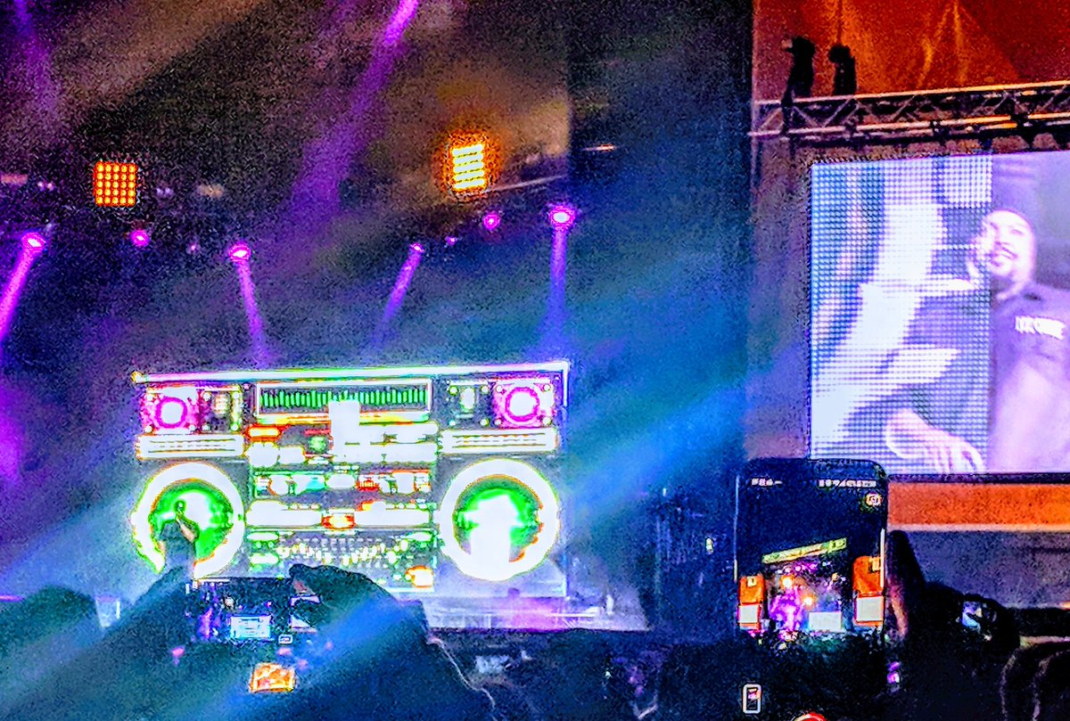PeaceDrummer's tweet image. @icecube N @TherealDubWC killed it @KDaysyeg so much stage presence for 2 OG's on that giant stage. Talk about #starpower. Come back soon to set the microphone on fire again. #pyroclasticflow