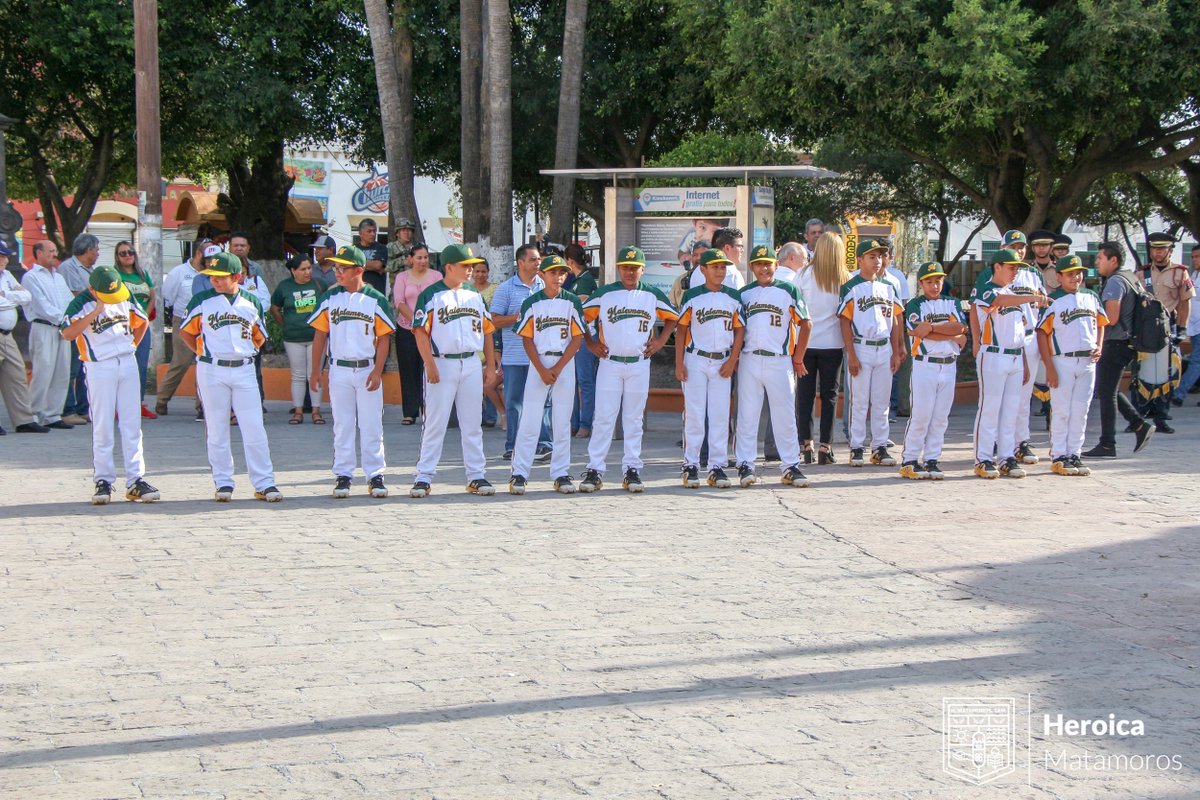 GobMatamoros's tweet photo. Estamos muy contentos y orgullosos del talento de los niños de la Liga Pequeña de #Beisbol #Matamoros A.C. que día a día se esfuerzan para llegar a cumplir sus sueños, hoy realizamos su abanderamiento en nuestra Plaza Principal ¡Mucho éxito en el Torneo Mundial! https://t.co/r9JmDmOUXX