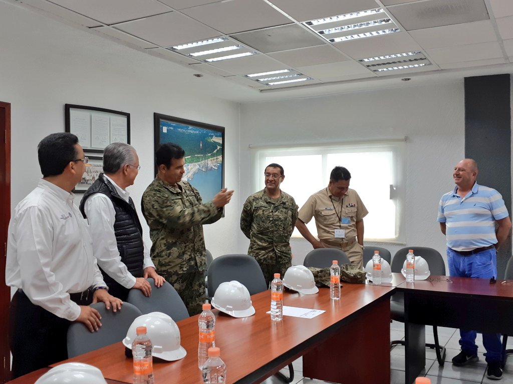 puerto_dosbocas's tweet photo. 🚢#ElDato 🚢
Visitaron @puerto_dosbocas personal de #UNAPROP , @SEMAR_mx y
@OEA_oficial que estudian el Curso de preparación de auditores para la protección de instalaciones portuarias, con el objetivo de conocer las instalaciones e información del puerto.
@maservinh1 https://t.co/w4yOoeDpkN