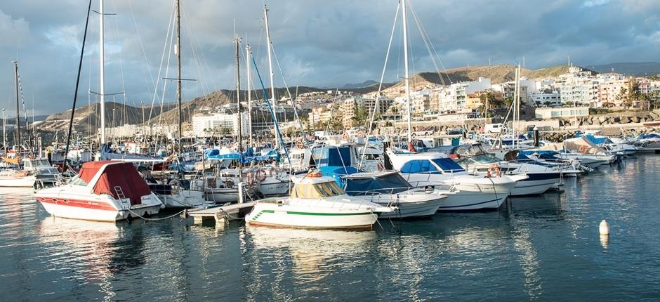 WelcomeGC's tweet photo. El puerto de Arguineguín, en el sur de Gran Canaria, es un pequeño puerto pesquero que aún se mantiene. Además cerca nos encontramos con la cofradía de pescadores, un sencillo restaurante en el que degustar recetas locales preparadas con pescado fresco. https://t.co/ix7SVOtBtn