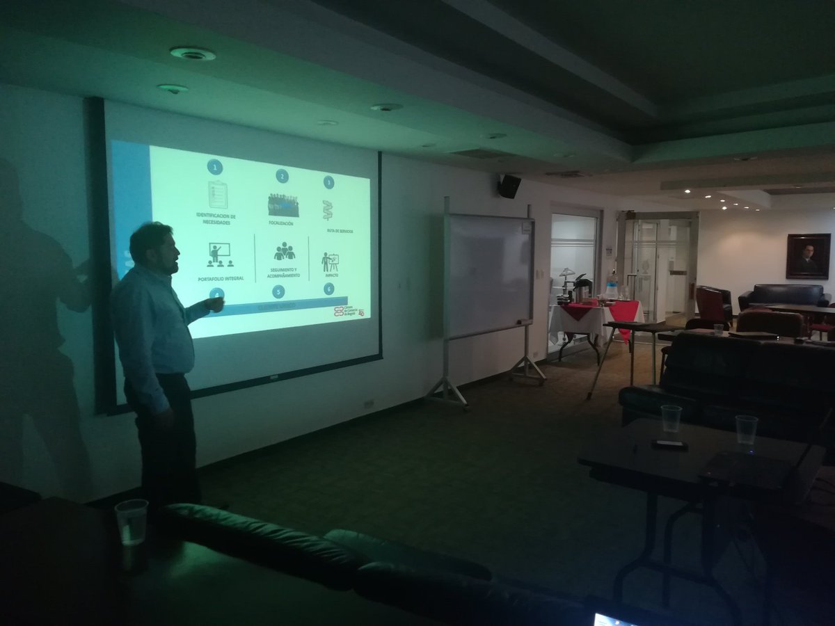 Socializando la IC lácteo y el modelo de prestación del portafolio integral de servicios CCB en Camara de Comercio de Bucaramanga. Revisando posibles trabajos intercluster!! @JeffreyFajardoL @Alpina @AlqueriaCol @lcamporeal @ParmalatCol @GRUPOGLORIA