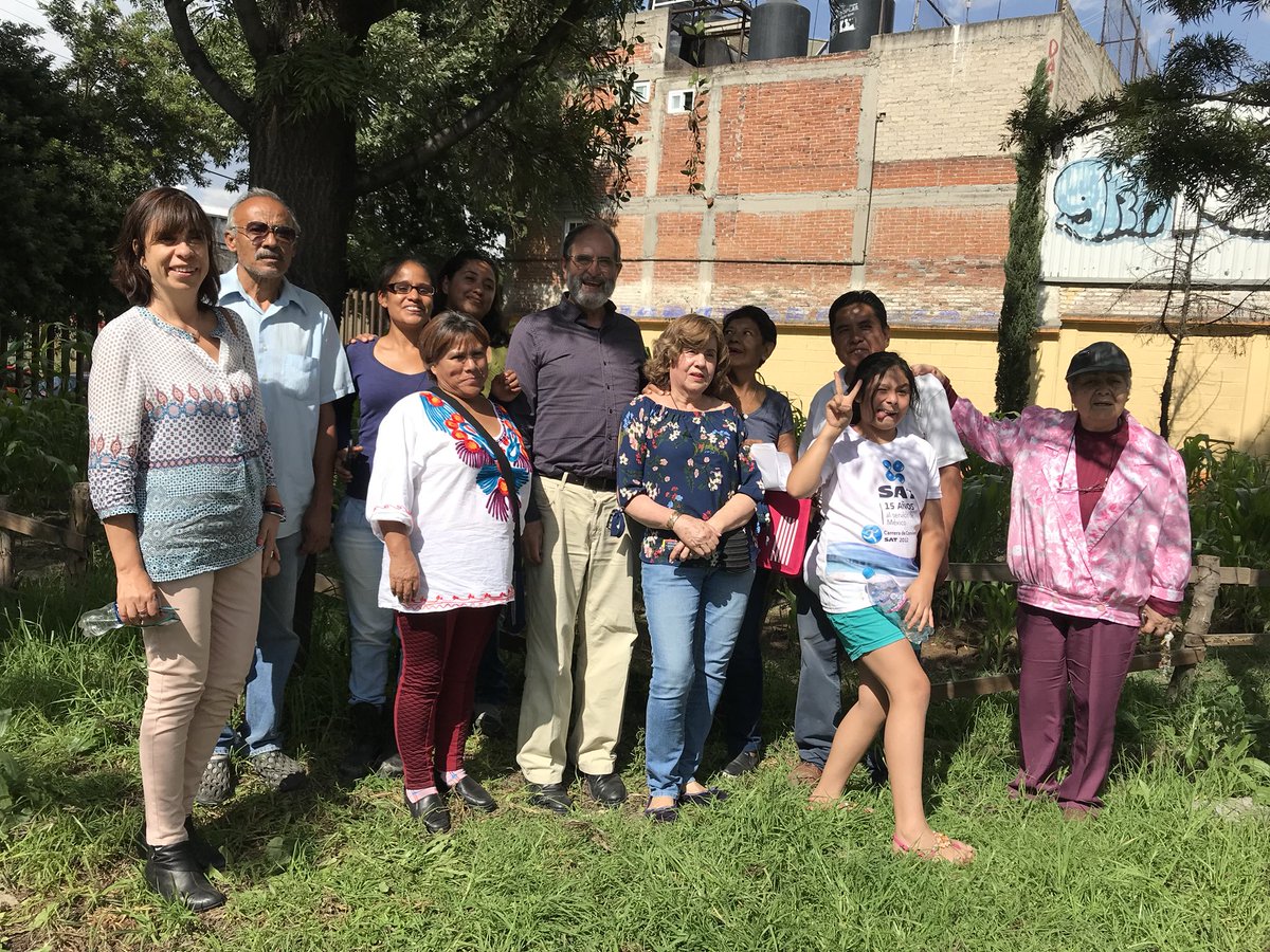 El Jefe Delegacional, Pablo Moctezuma, realiza un recorrido por los distintos huertos urbanos que vecinos inscritos en los talleres que imparte el Centro Verde, han construido en varias partes de la delegación para el rescate de los espacios públicos.
#QueFlorezcaAzcapotzalco