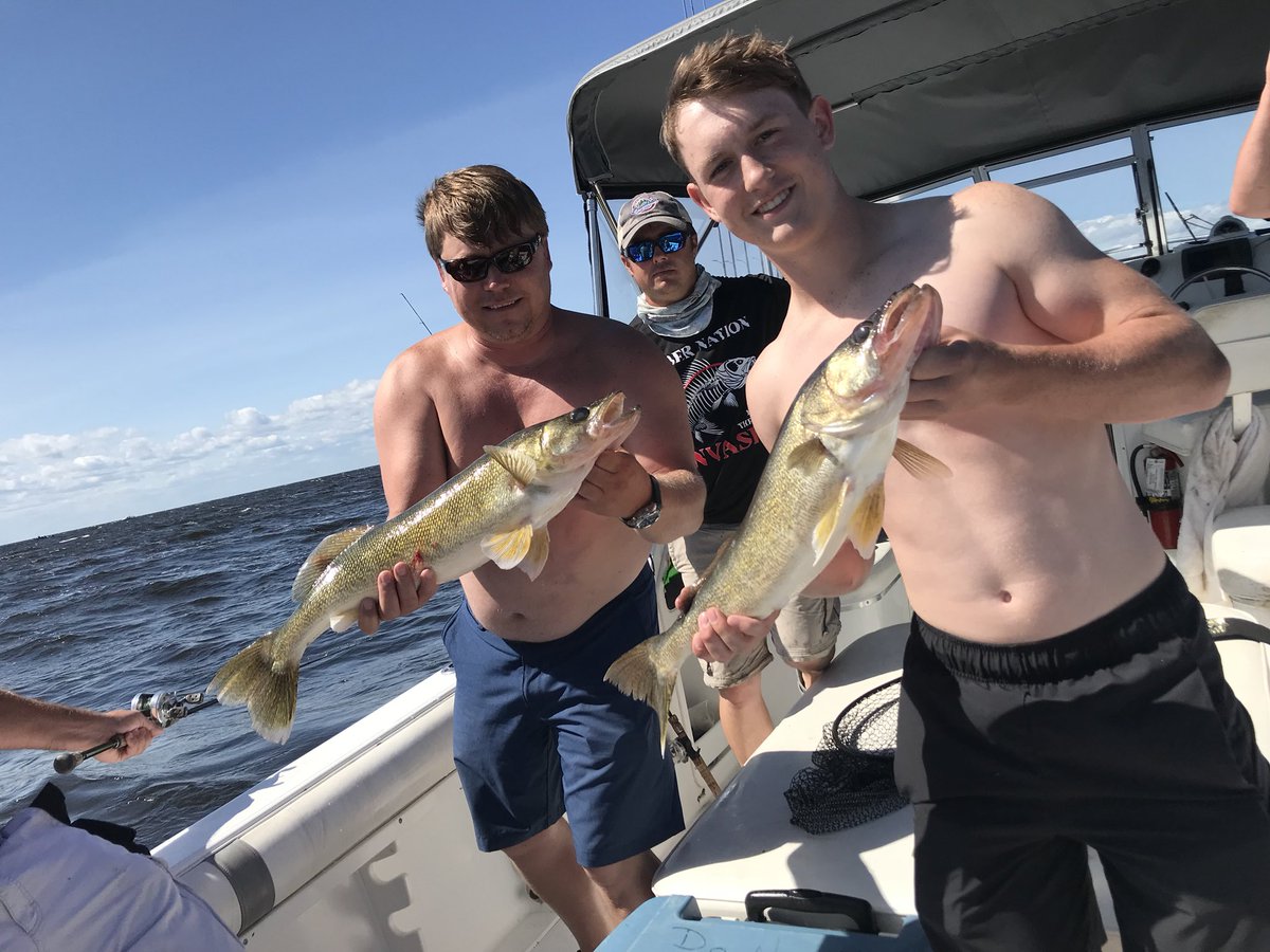 MNFishing1's tweet photo. EB and 5’er hookin up doubles with some monsters! Tommy’s with the 25.50 and EB with the monster 27.25! Absolute pigs #lotw #minnesota #fishing #walleye https://t.co/ClQwjYIdO5