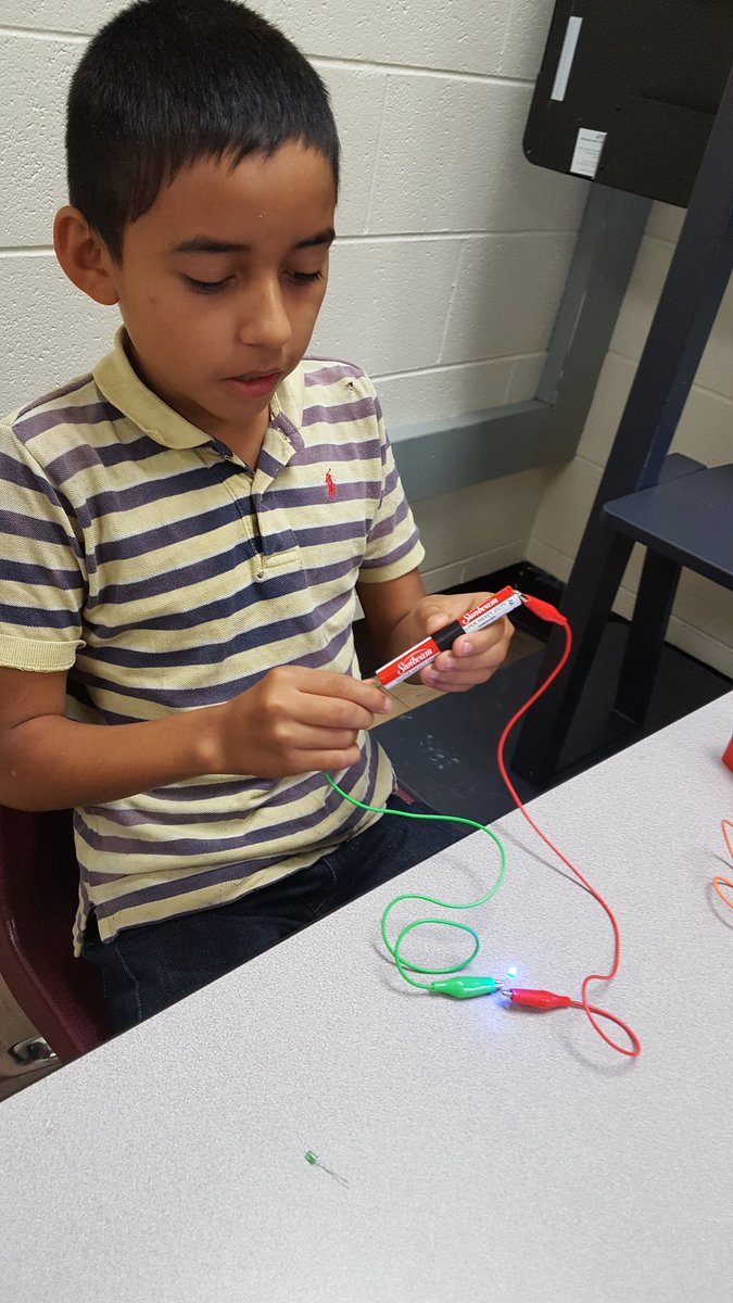 AmyJCox76's tweet photo. Summer school is so much fun. Making series and parallel circuits today.#SESbees https://t.co/jQKygtRtls